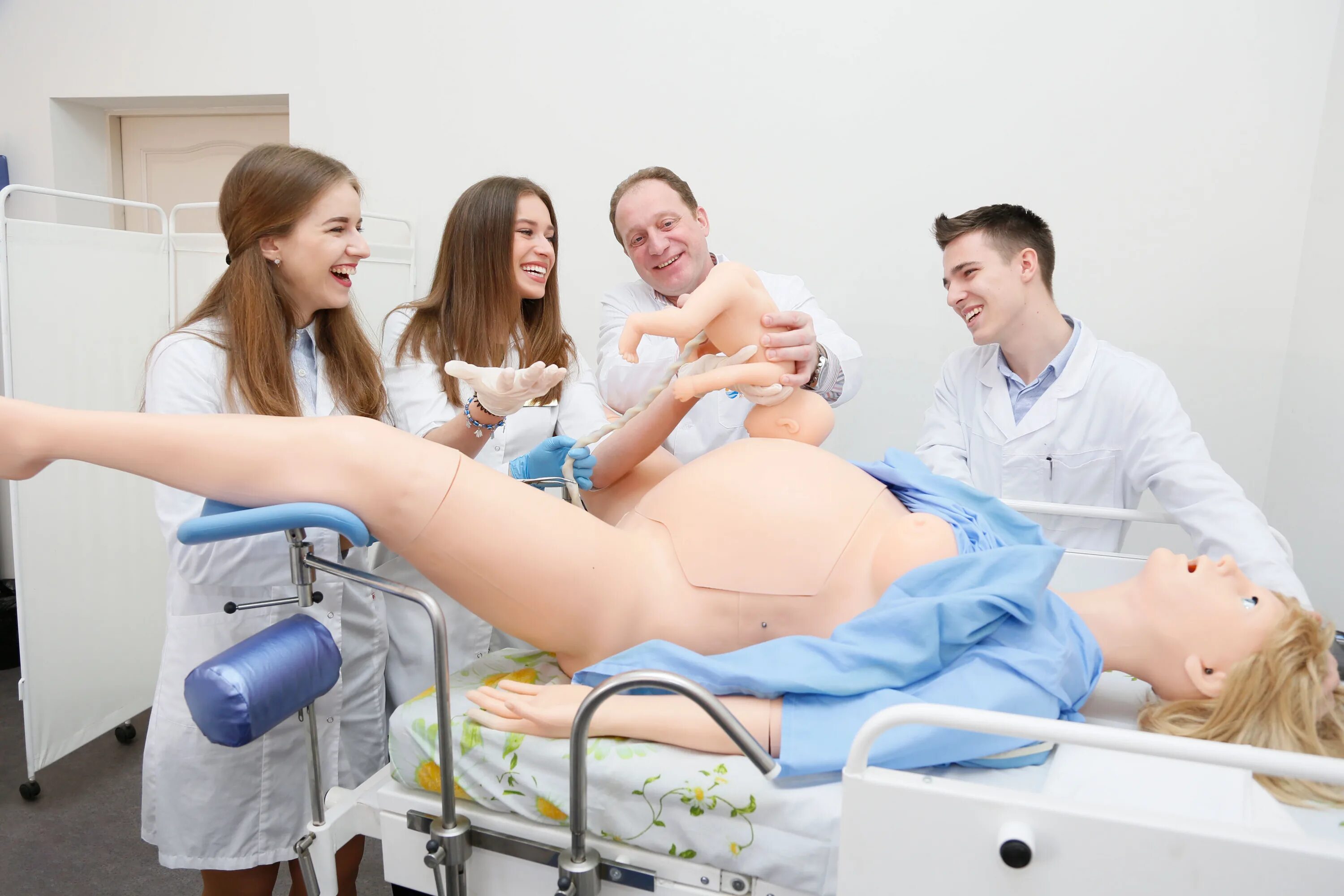 девушка акушерка. акушерство и гинекология картинки. акушерство контакты. беременная медицина. гинекология баннер.