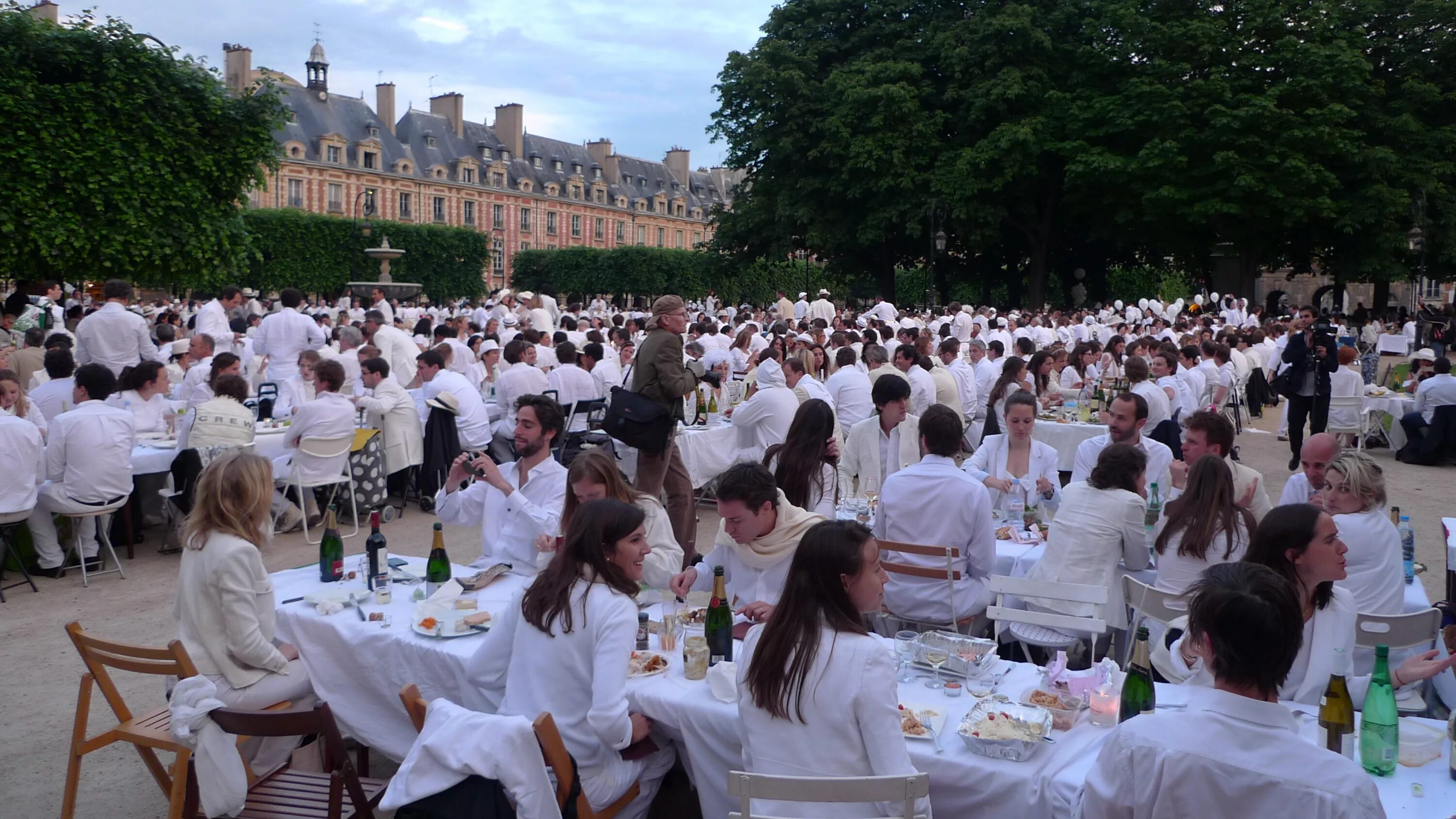 Белый пикник. Белый ужин в Париже. Франция мероприятия. Ужин во Франции. Пикник в белом стиле..