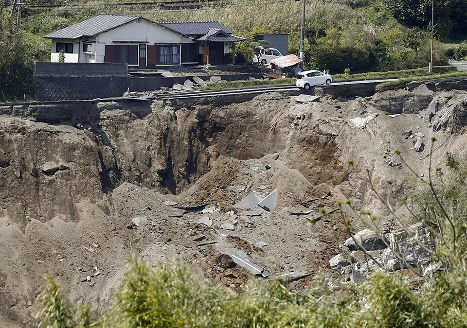Волна землетрясения. Землетрясения в префектуре Кумамото. Землетрясение в горах. Волны землетрясения. Землетрясение картинки.
