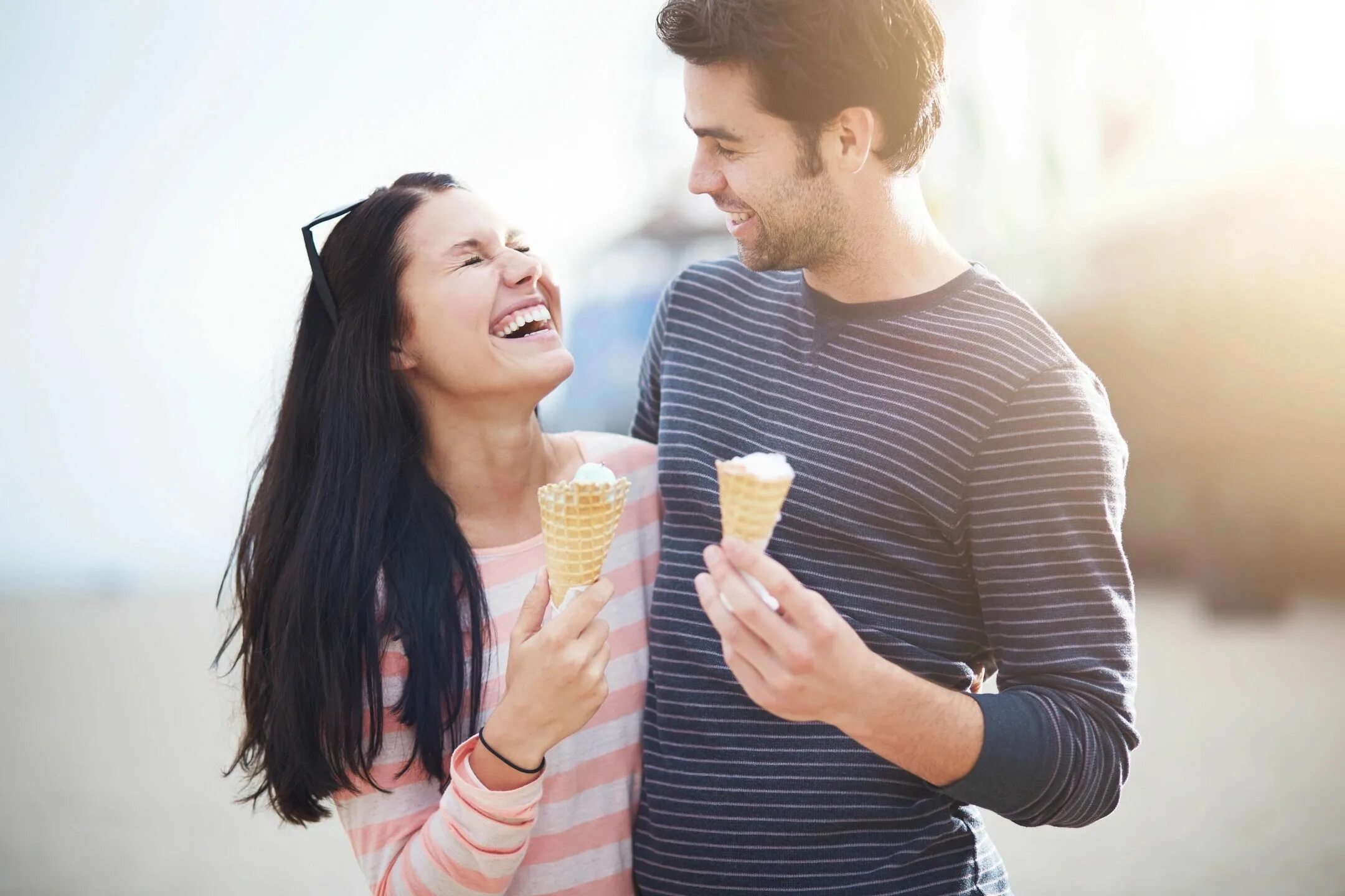 Девушка стесняется. Exciting dating. Exciting dating. Мужчина знакомится с женщиной. Мужчина и женщина за столом.