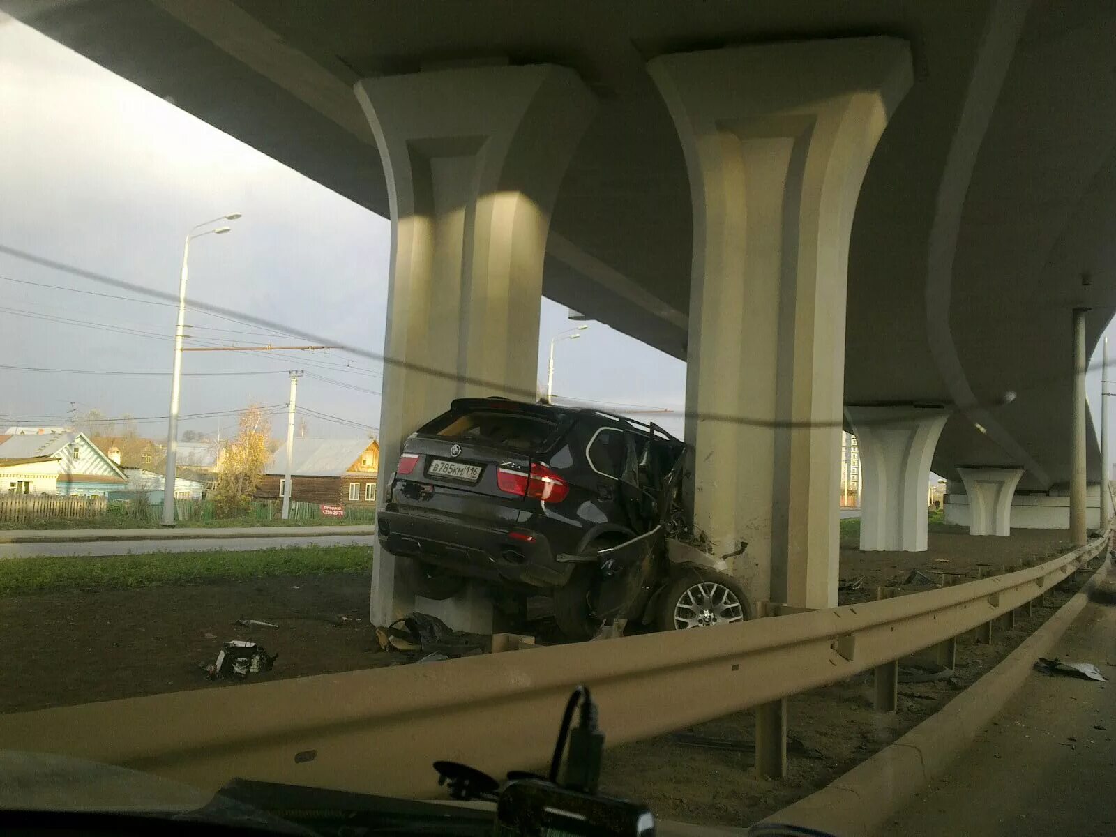 В открытый роток влетел. BMW x5 на Мостах. Машина под мостом. Мост в машине.