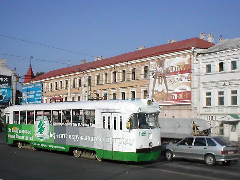 Время транспорта казань. Трамвай на Рижском вокзале. Трамвай на Рижской площади. Транспорт Казани белый зеленый красный. Окраска Рижского трамвая.
