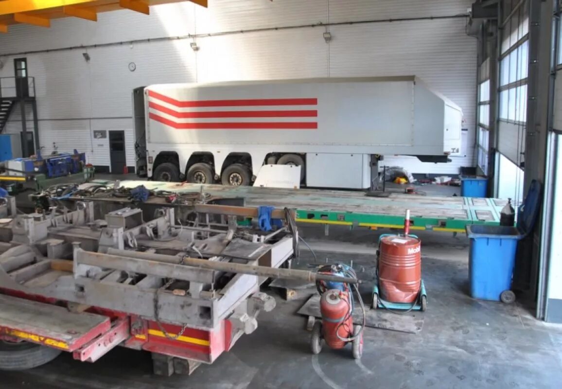 Восстановление оси полуприцепа. Прицеп и полуприцеп. Грузовик с полуприцепом. Восстановление полуприцепов. Оборудование для ремонта полуприцепов.