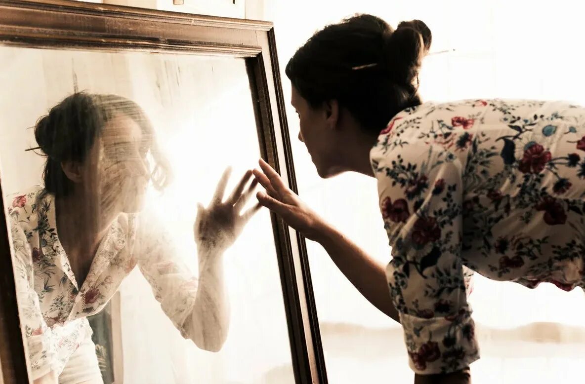 Отражение в зеркале. Двушка смотрит в зеркало. Девушка смотрит в зеркало. Отражение человека в зеркале.