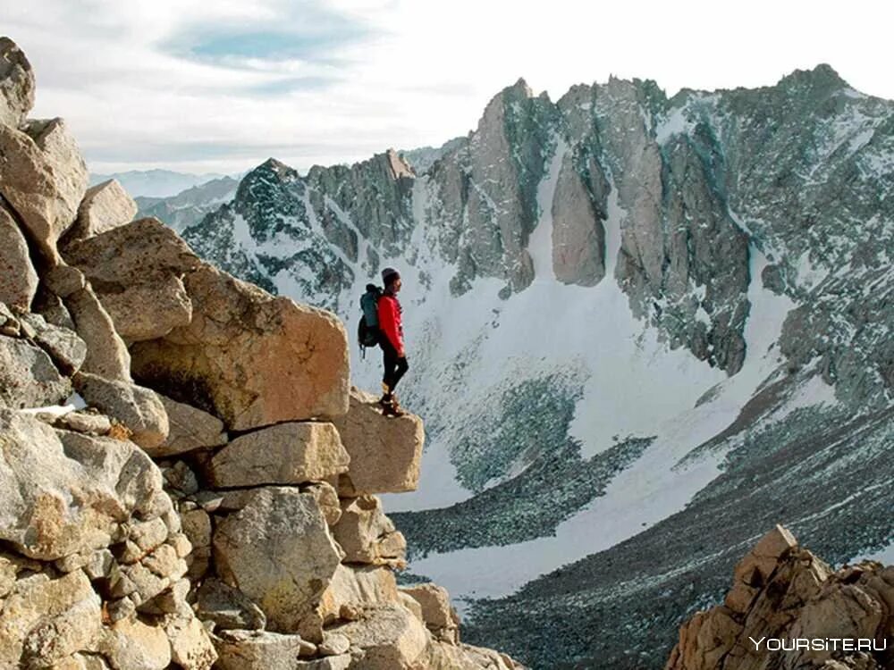 Альпинист на горе. Подъем на этот хребет затруднен. Эльбрус эверест маттерхорн. Подъем на этот хребет затруднен. Гора народная урал.