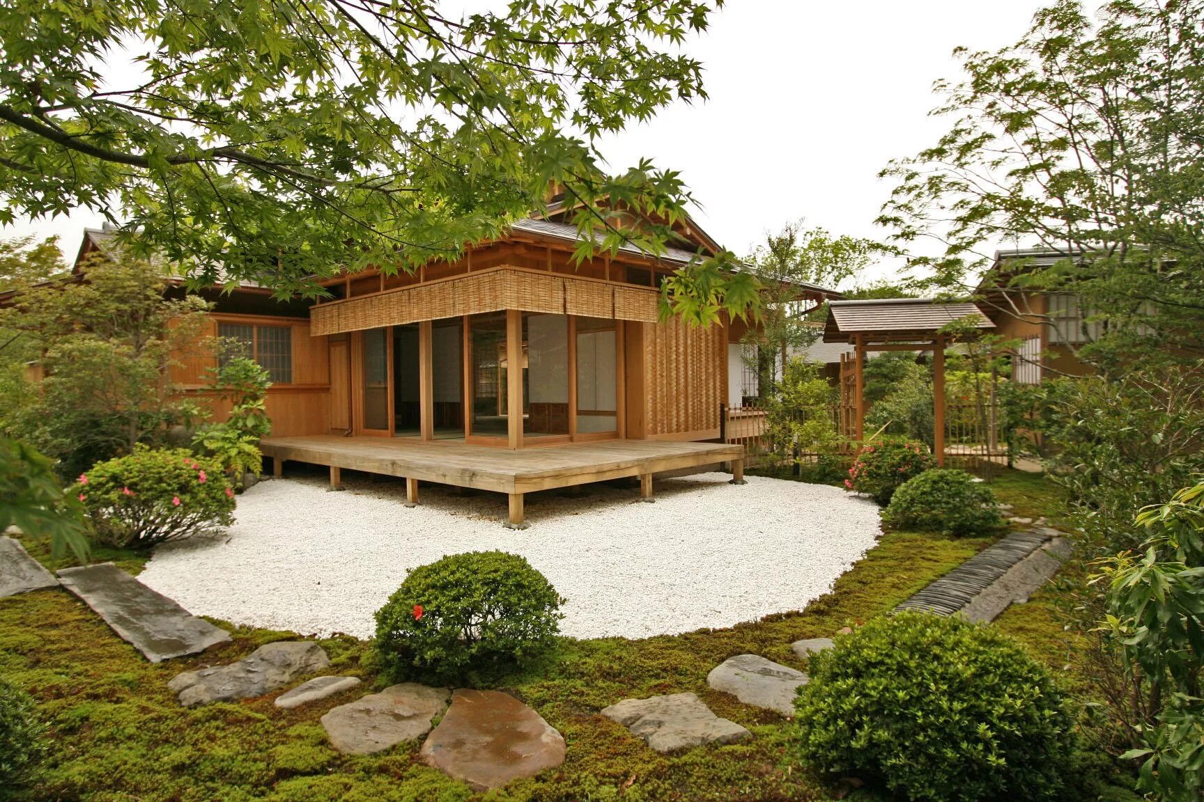 Домик маленький 6 соток. Гарден Хаус садовые домики. Коичи Курису ландшафтный дизайнер. Красивый дом с участком. Дачный домик в японском стиле.