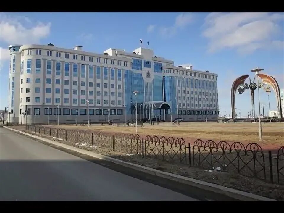 Здание с гербом в салехарде. Салехард проспект молодежи. Проспект молодежи 9 салехард. Салехард проспект молодежи. Салехард, проспект молодежи, д.