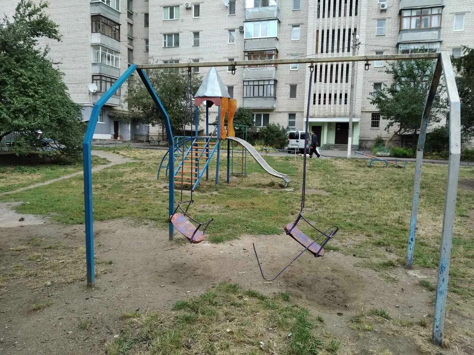 качаль на детскую площалку. детская площадка разбита. сломанная детская площадка. сломанные детские площадки. поломанные детские качели.