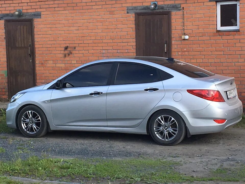 Солярис -70 занижение. Hyundai Solaris 2012 занижение. Солярис 2011 занижение -50. Хендай Солярис 2012 седан.