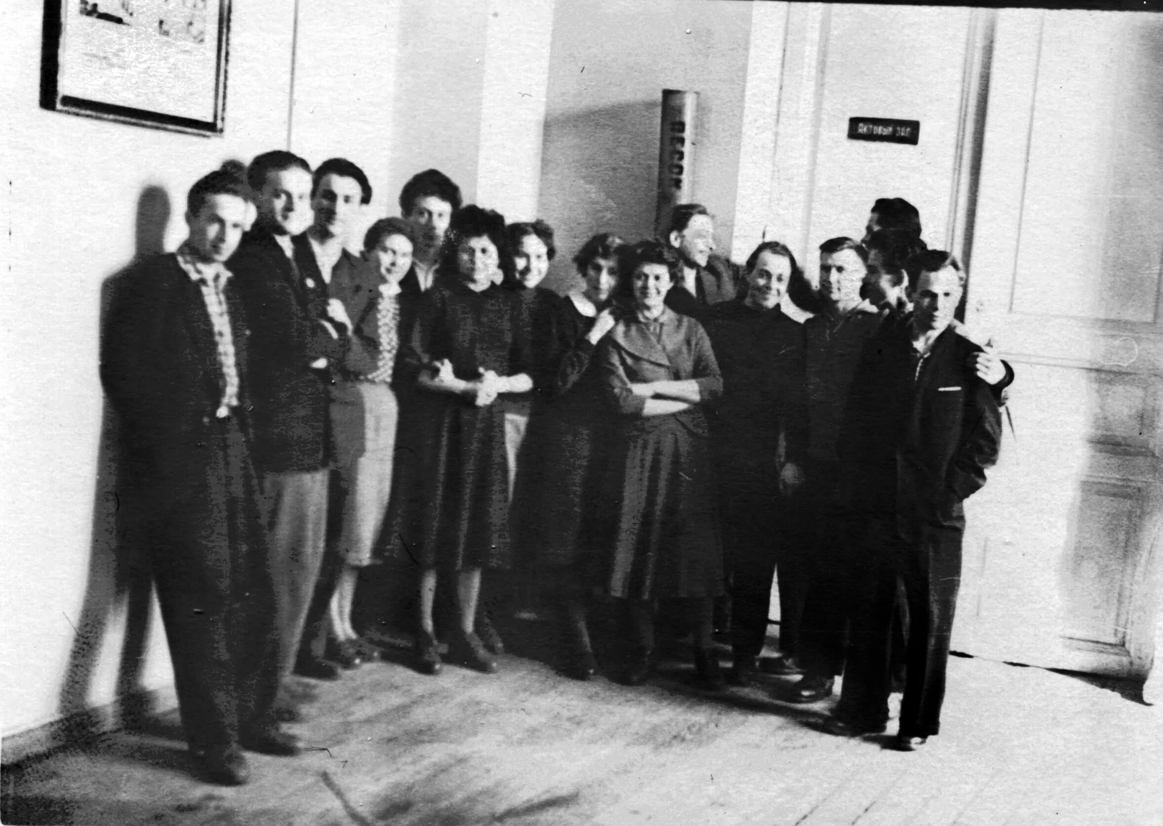 Авиационный техникум годов. Саратовский авиационный техникум. авиатехникум саратов 1937 год. авиационный техникум саратов выпускники. горьковский авиационный колледж 1933 г.
