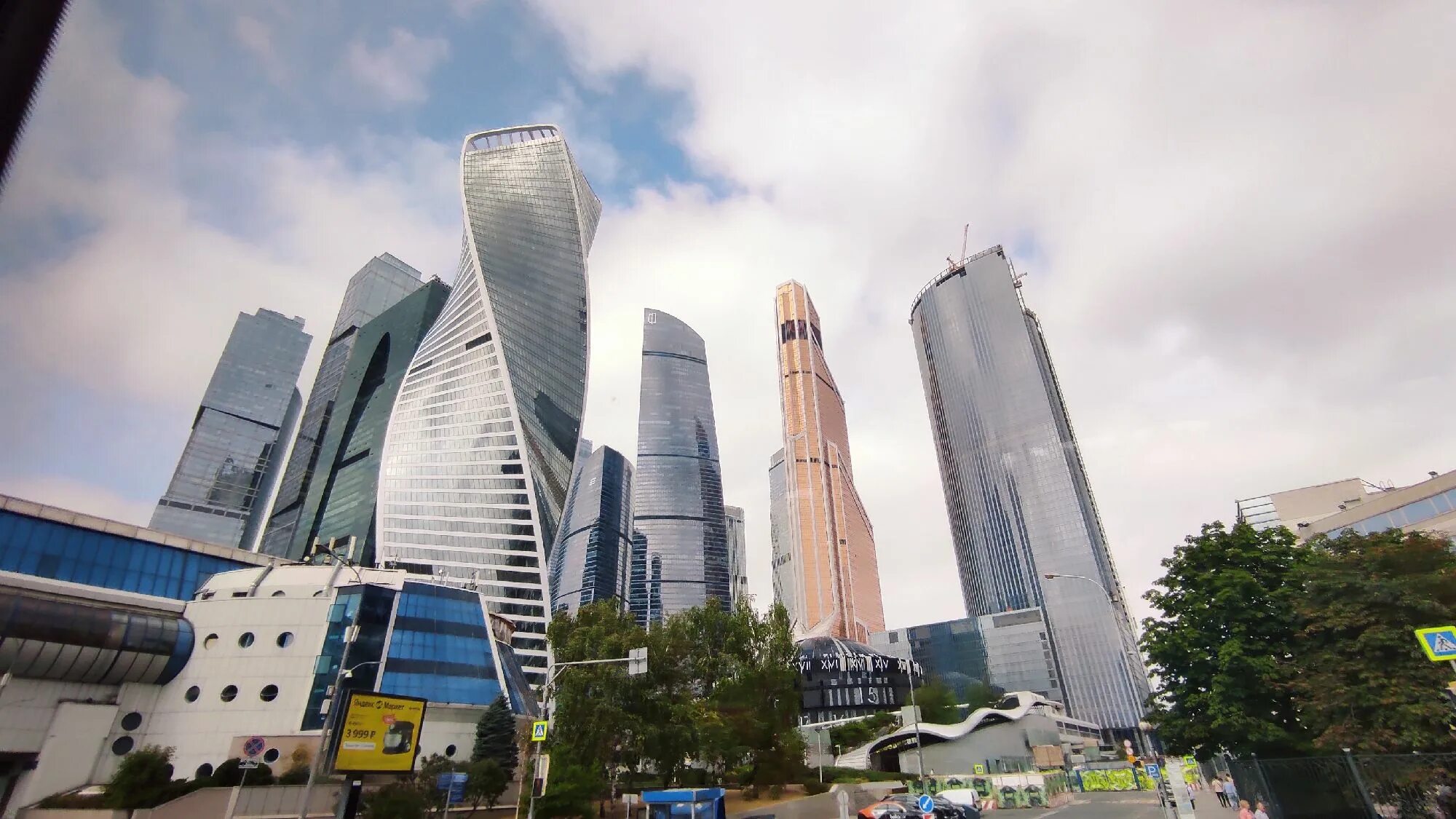 Ракурс сити. Москоу сити башни. Москоу сити улица. Москва сити снизу. Высотки москвы москва сити.