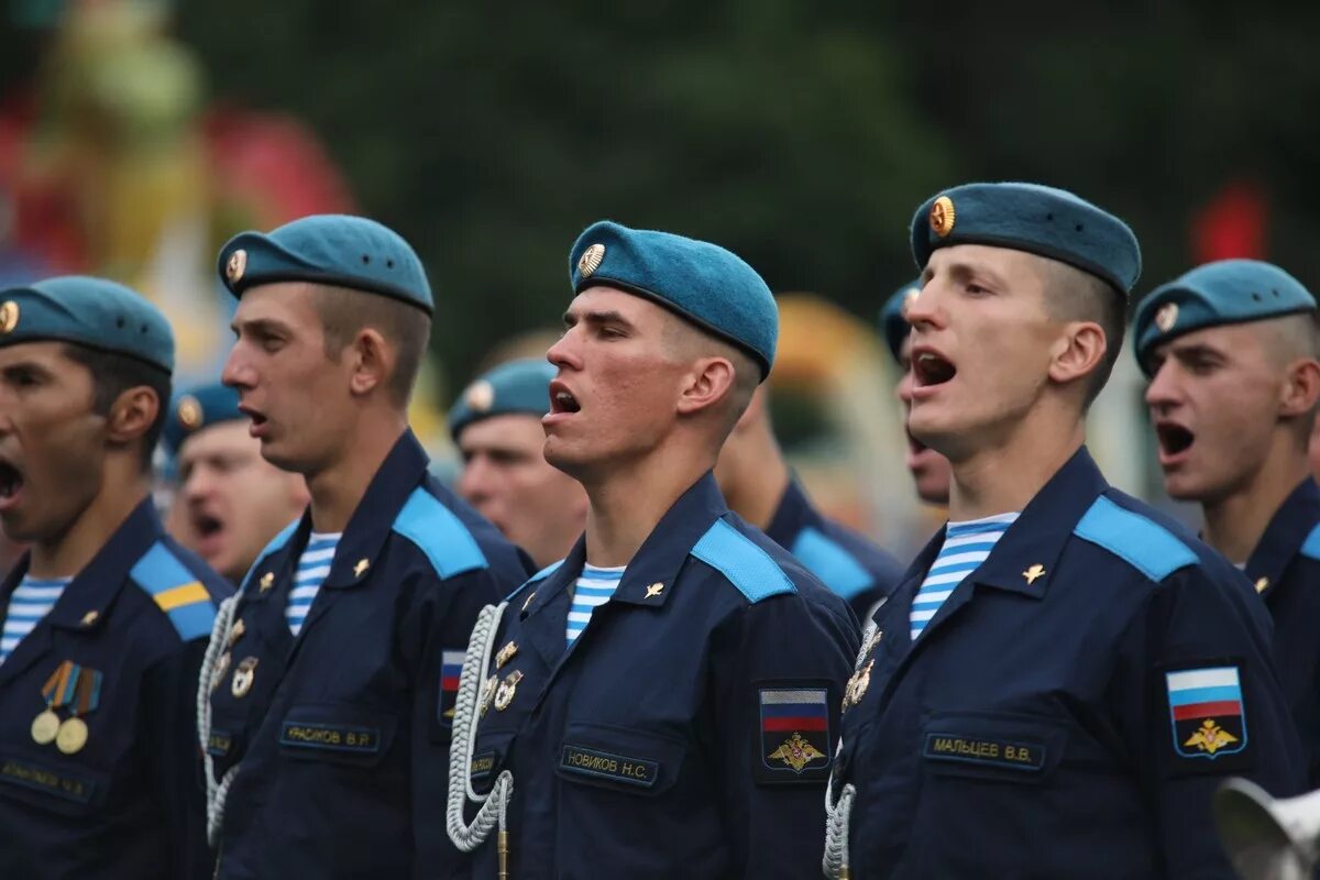 Город псков какие войска. Парадная форма в армии ВДВ. Парадная форма ВДВ РФ. Форма десантника. Парадная форма десантника.