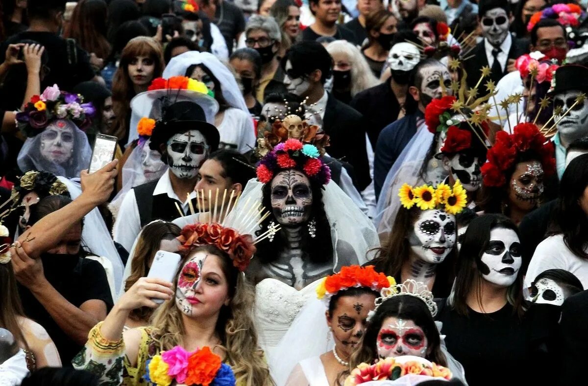 Актуальность дня мертвых. День мертвых в Мексике 2021. Парад мертвых в Мексике. Мексика праздник мертвых 2023. Карнавал в Мексике день мертвых.
