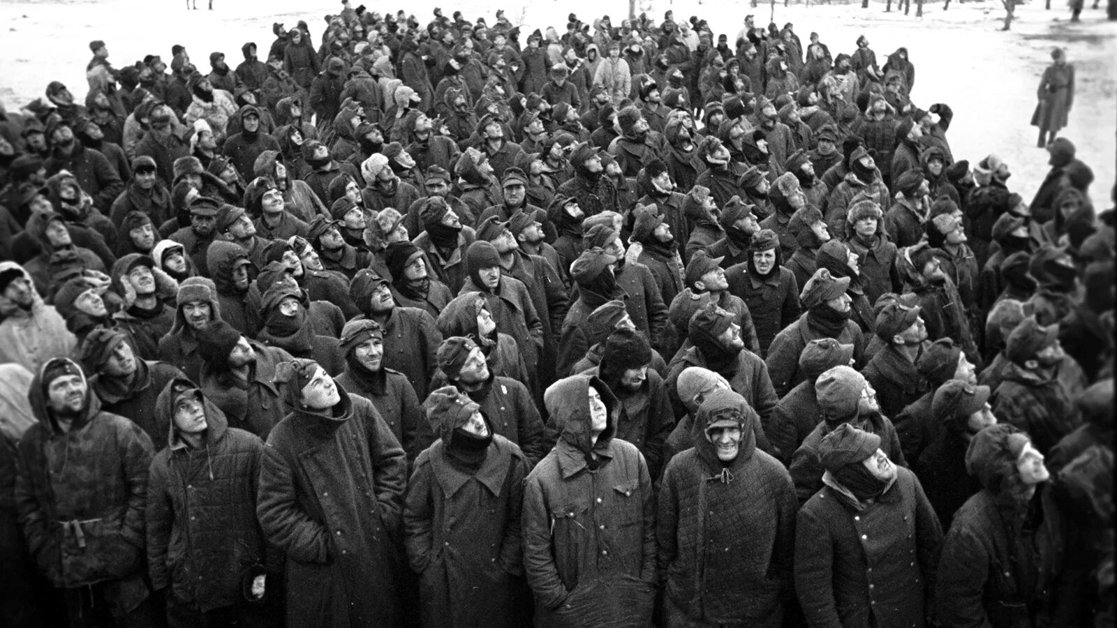 Плен 256. Красноармеец и пленный немец сталинград. парад военнопленных немцев в москве 1944. немецкие военнопленные.