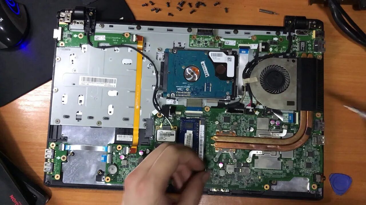 Асер аспире 5755g. Lenovo thinkpad s540 разборка. Замена термопасты на ноутбуке acer. Чистка ноутбука асер от пыли. Acer 5738 материнская плата нанести термопасту.