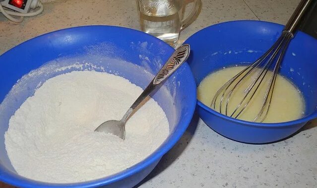 Крем для торта яйца и сахар. Влить воду в тесто. Крем с яйцами и сахаром. Мука сахар ванилин. Торт масло с сахаром