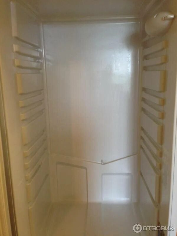 Почему на задней стенке холодильника образуется. Холодильник Индезит NBS 18 AA. Задняя стенка холодильника Индезит 4200s. Задняя стенка холодильника. Задняя стенка холодильника Индезит.