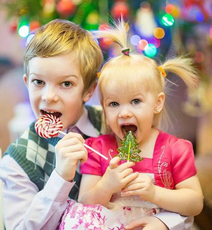 Конфетки для детей. Фотосессия детки конфетки. Праздник конфет. Ребенок с леденцом. Какие сладкие детки