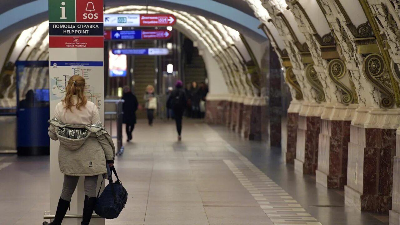 Метро в санкт петербурге закрыли сегодня. Люди в метро. петербургский метрополитен. метро санкт-петербурга 2023. информатор петербургского метро.
