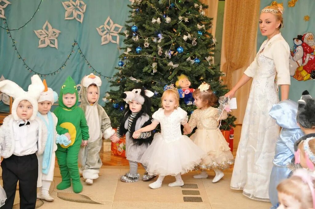 Осенний утренник в сад костюм мальчиков. Платье на утренник в детском саду воспитателю. Одежда детей на новогодний утренник. Дети на утреннике в детском саду. Мальчик на утреннике.