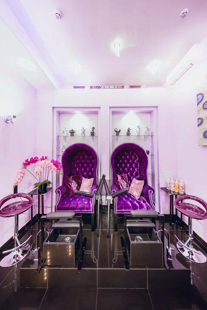 Nail зона. интерьер студии маникюра. интерьер ногтевой студии. интерьер маникюрного салона. рабочее место для маникюра.