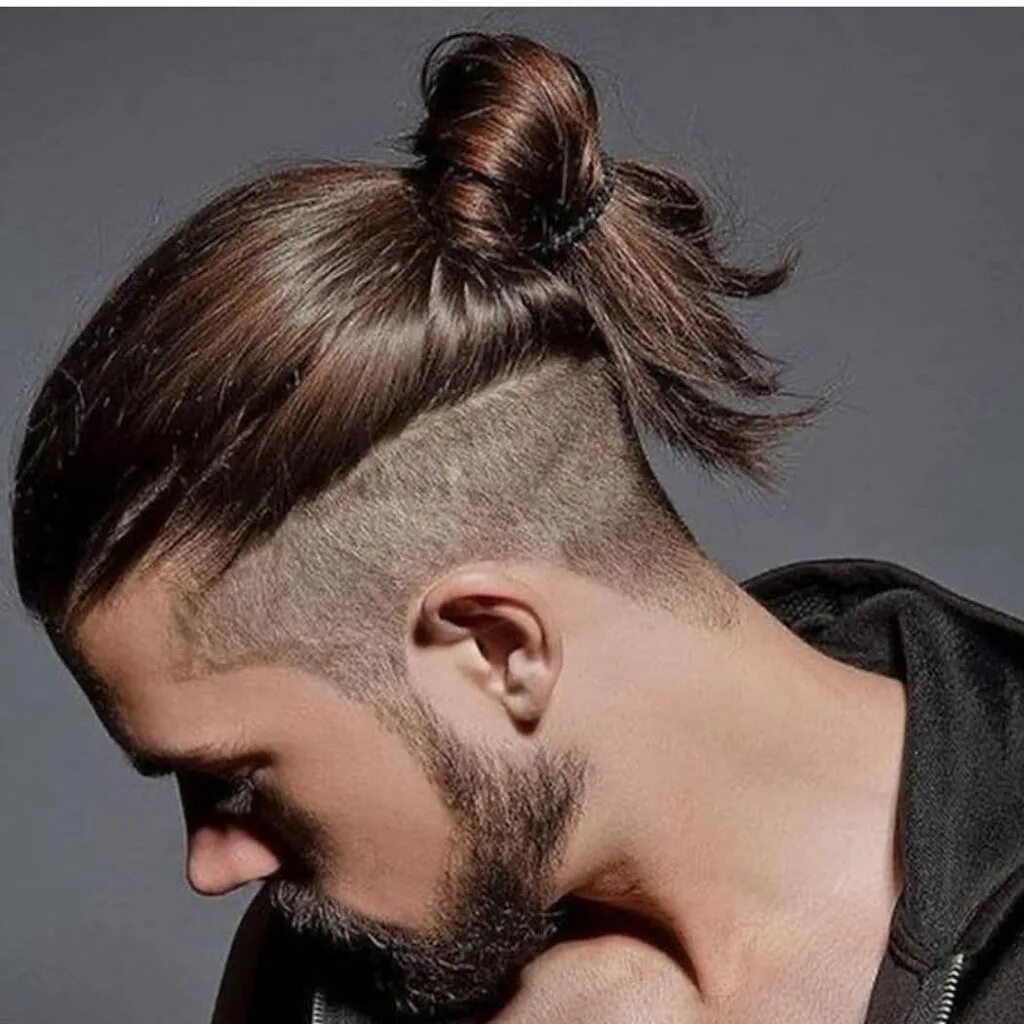 Мужской короткий хвост. Андеркат ирокез. Топ кнот с залысинами. Стрижка man bun. Андеркат man bun.