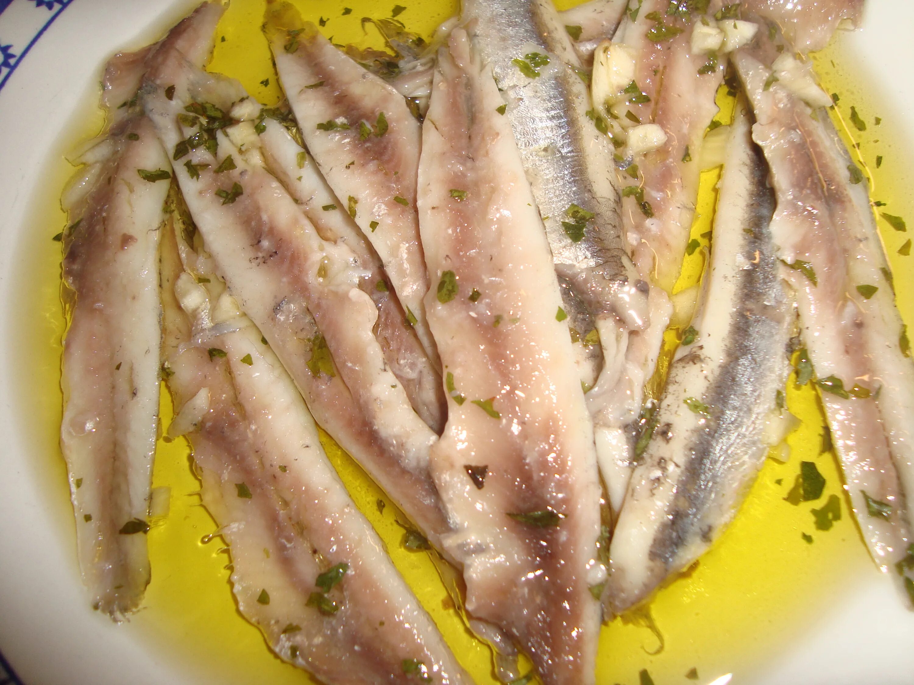 Анчоус ресторан. Boquerones. Анчоус испанский. Бокерон с анчоусом. Анчоусы в уксусе.