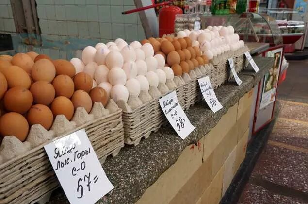 Цены на яйца. Яйца в магазине. Яйца в магазинах Тюмень. Яйца в магазине фото. Сколько стоят яйца в магазине.