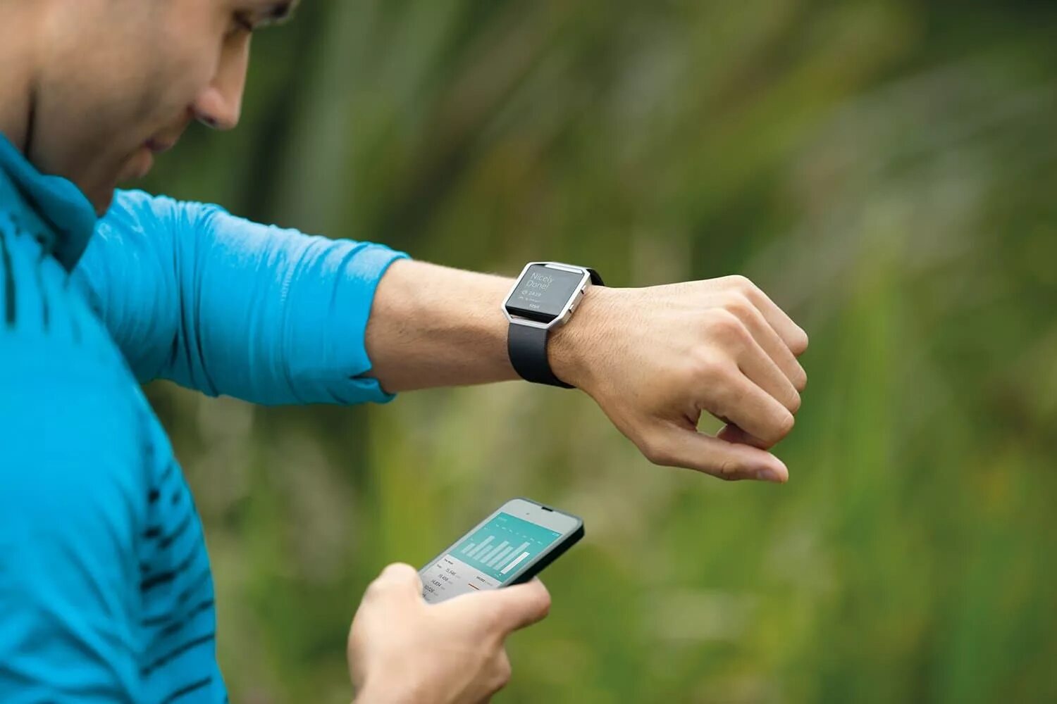 Часы мониторинг здоровья. Фитнес браслет Fitbit. Умные часы Fitbit. Умные часы на руке. Смарт часы мужские.