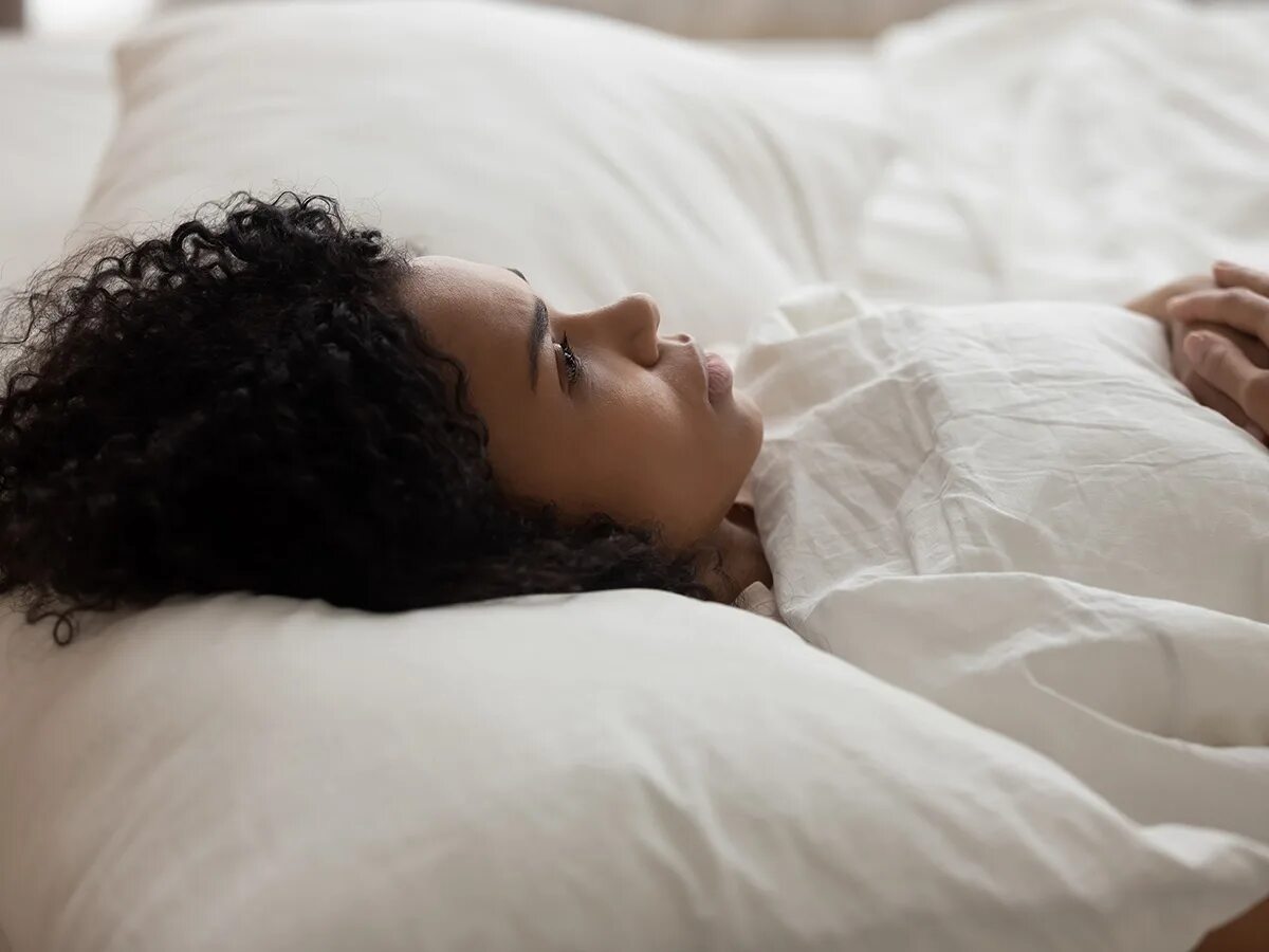 Головокружение во сне. Фото инсомния певец. Картинки человека который страдал бессонницей. Большие открытые глаза в постели. Вставать до рассвета.