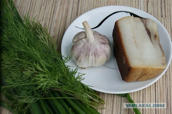 Сало с укропом рецепт. Борщ сало чеснок зелень. Борщ с салом. Сало с чесноком насадка. Сало с чесноком зеленое по бокам.