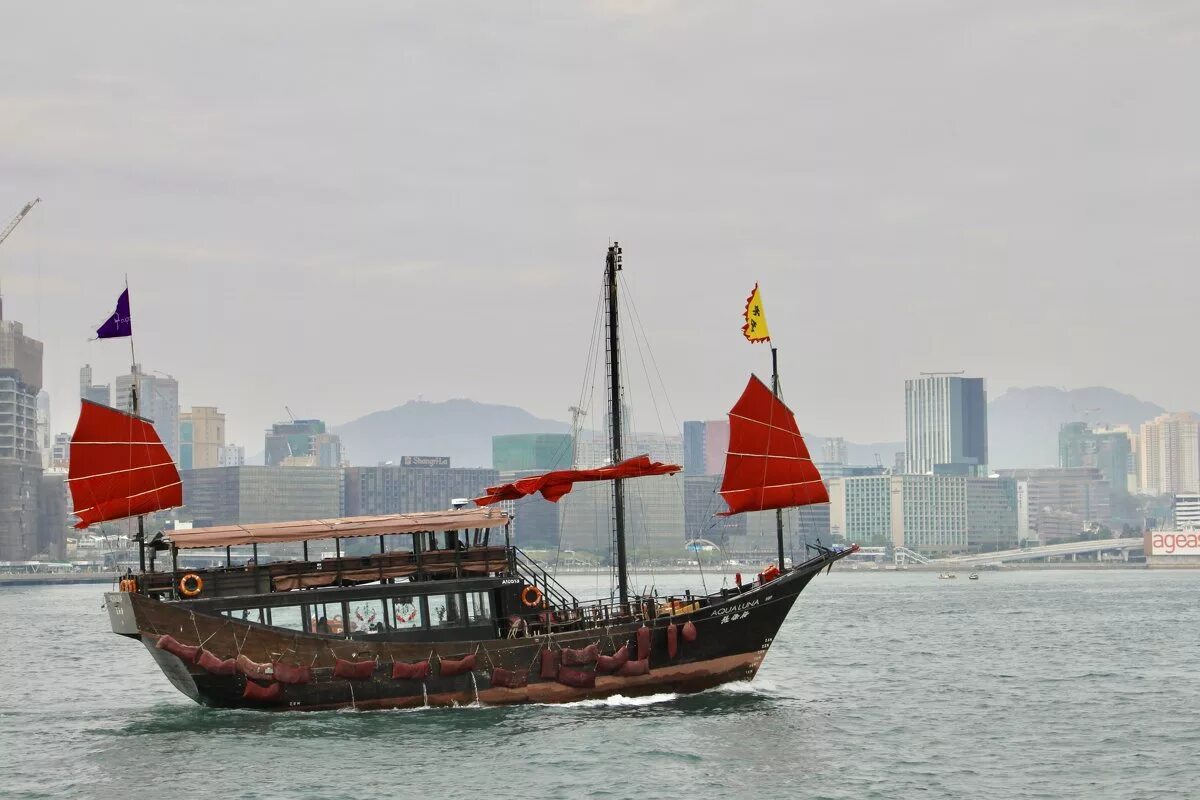 японская лодка фунэ. китайская лодка. деревянная китайская лодка. пристань китай. китайская океанская джонка.