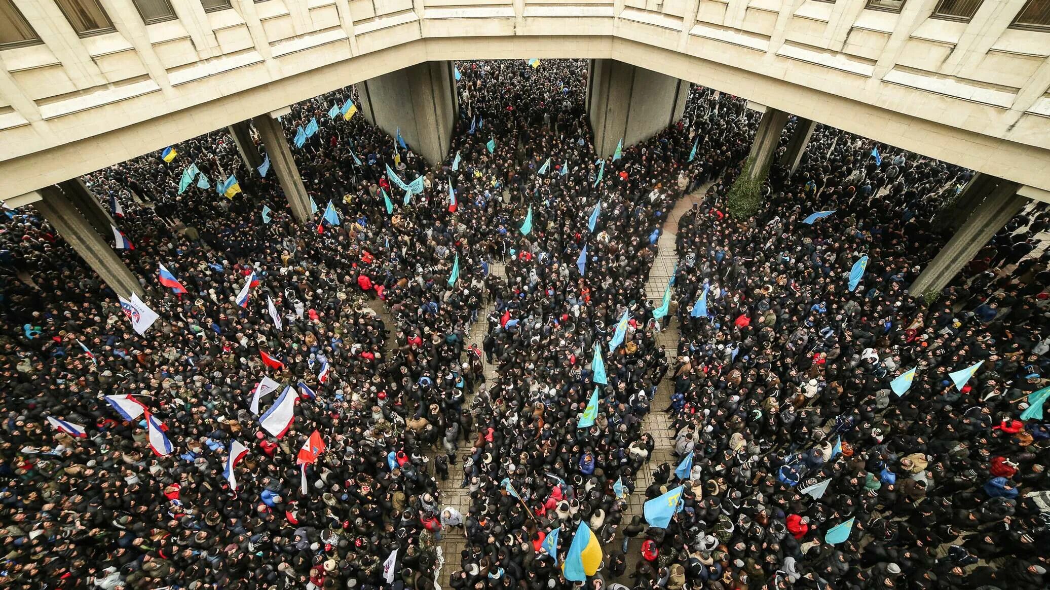 Симферополь в 2014 году. 26 Февраля в Симферополе у стен Крымского парламента. Митинг 26 февраля 2014 Симферополь. Симферополь 2014 Верховная рада. Крым государственный совет 2014 года митинг.