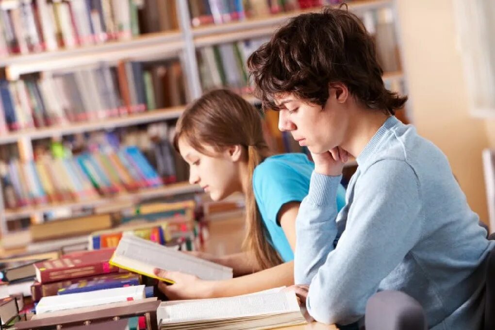 Подростки в библиотеке. Чтение подростки. Ученик с книгой. Дети и подростки в библиотеке. Современное чтение молодежи