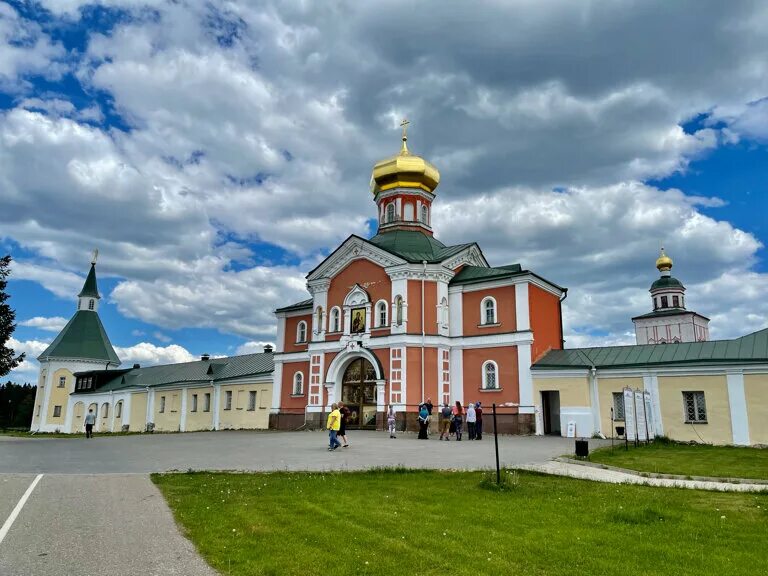 Мужской монастырь новгородская область. Иверский Святоозерский Богородицкий монастырь. Валдайский Иверский монастырь. Валдайский Святоозерский монастырь. Монастырь на Валдае Иверский монастырь.