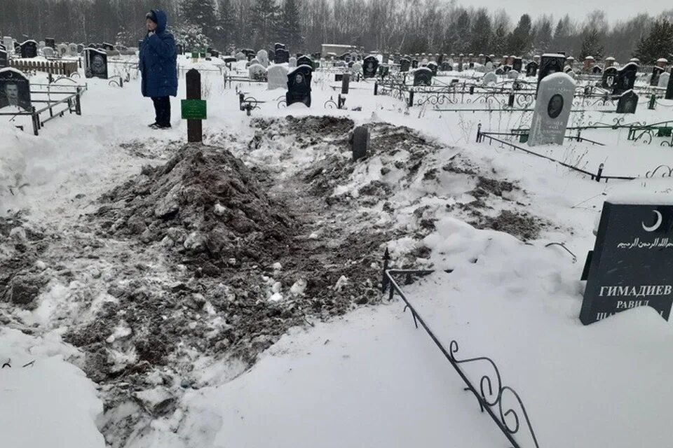 Похоронили дороги. Кладбище зимой. Свежее захоронение. Дорожка на кладбище. Могила зимой.