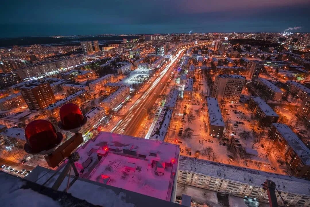 На крыше. Крыша под уфа. Снег продавил крышу. Фасад из профлиста фото. Уфа вид с высоты.
