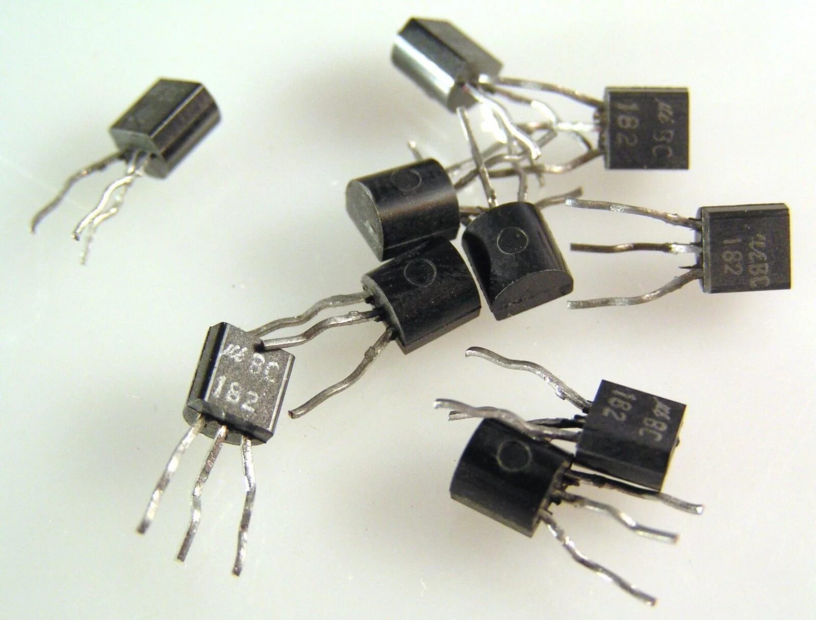 E micro. Полевой транзистор microfet 2x2 mm. bc182 транзистор. 2n2369. micro transistor.