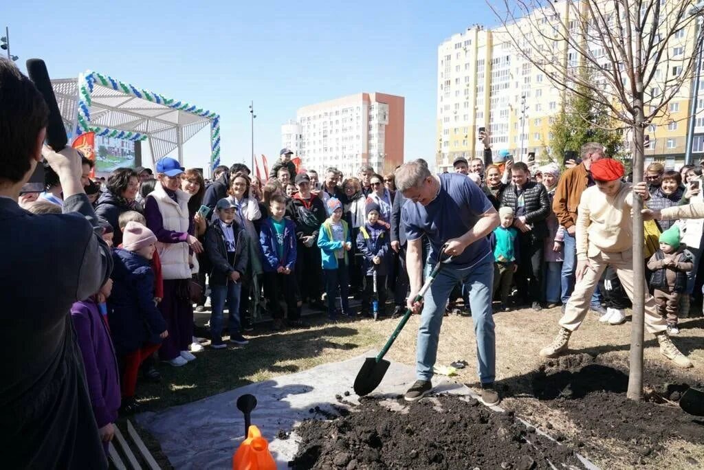 Сми уфа новости. Парк Южный Уфа. Парк имени Равиля Бикбаева Уфа. Парк Равиля Бикбаева Уфа. Сквер Южный Уфа.