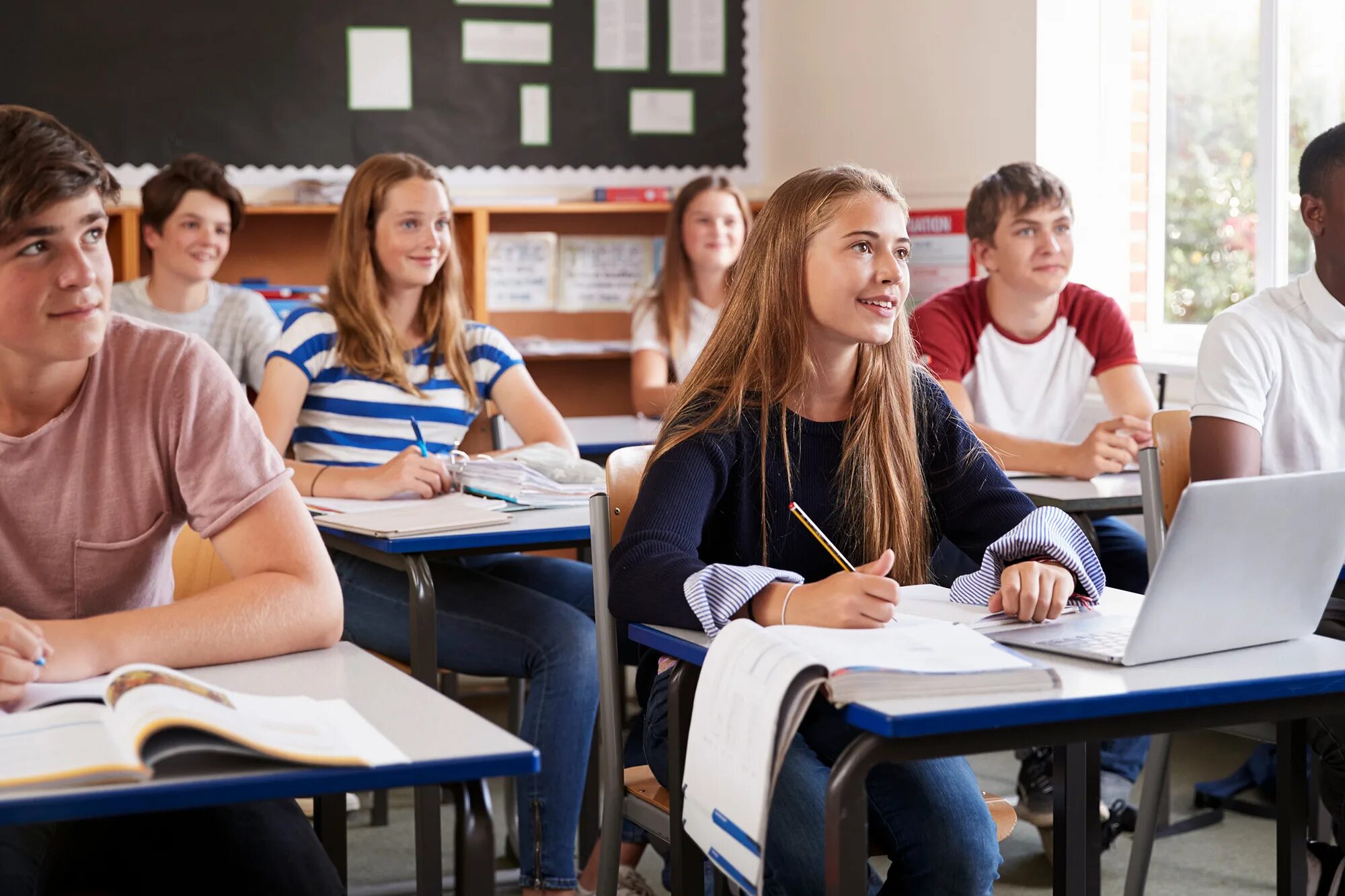 The teacher to us go home. Американские старшеклассники. Студенты колледжа. Студенты в аудитории. Американские студенты.