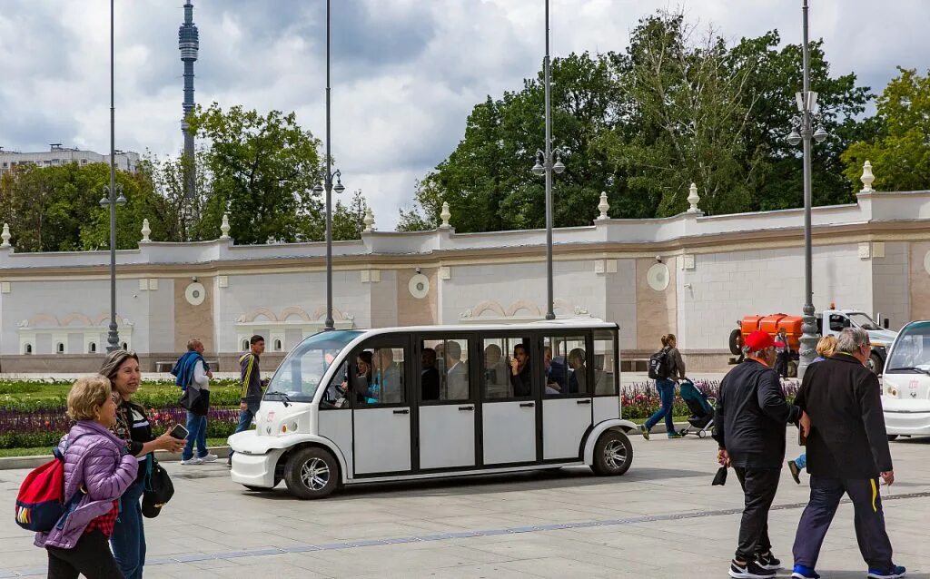Движение первых поездка на вднх. Электротранспорт на вднх. электробус по вднх бесплатно. газель электробус вднх. электрокары на вднх.