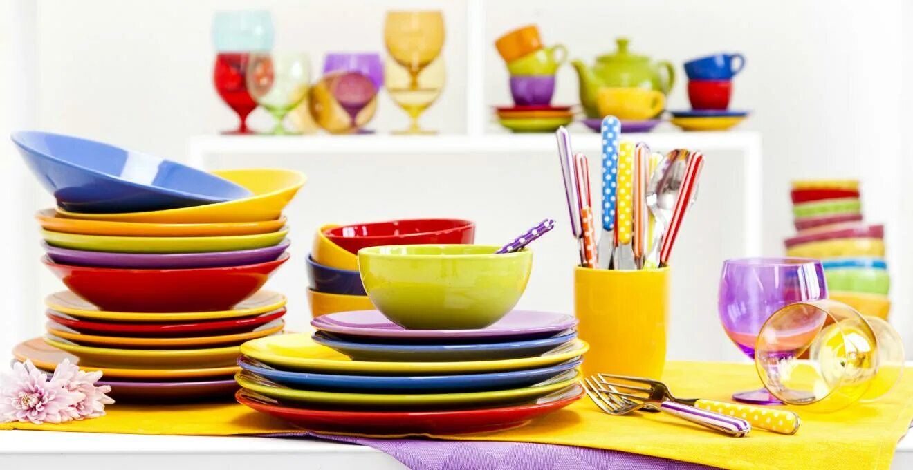 Красивая кухонная посуда. Хранение посуды в сервизной. Много посуды. Цветная посуда. Гора грязной посуды.