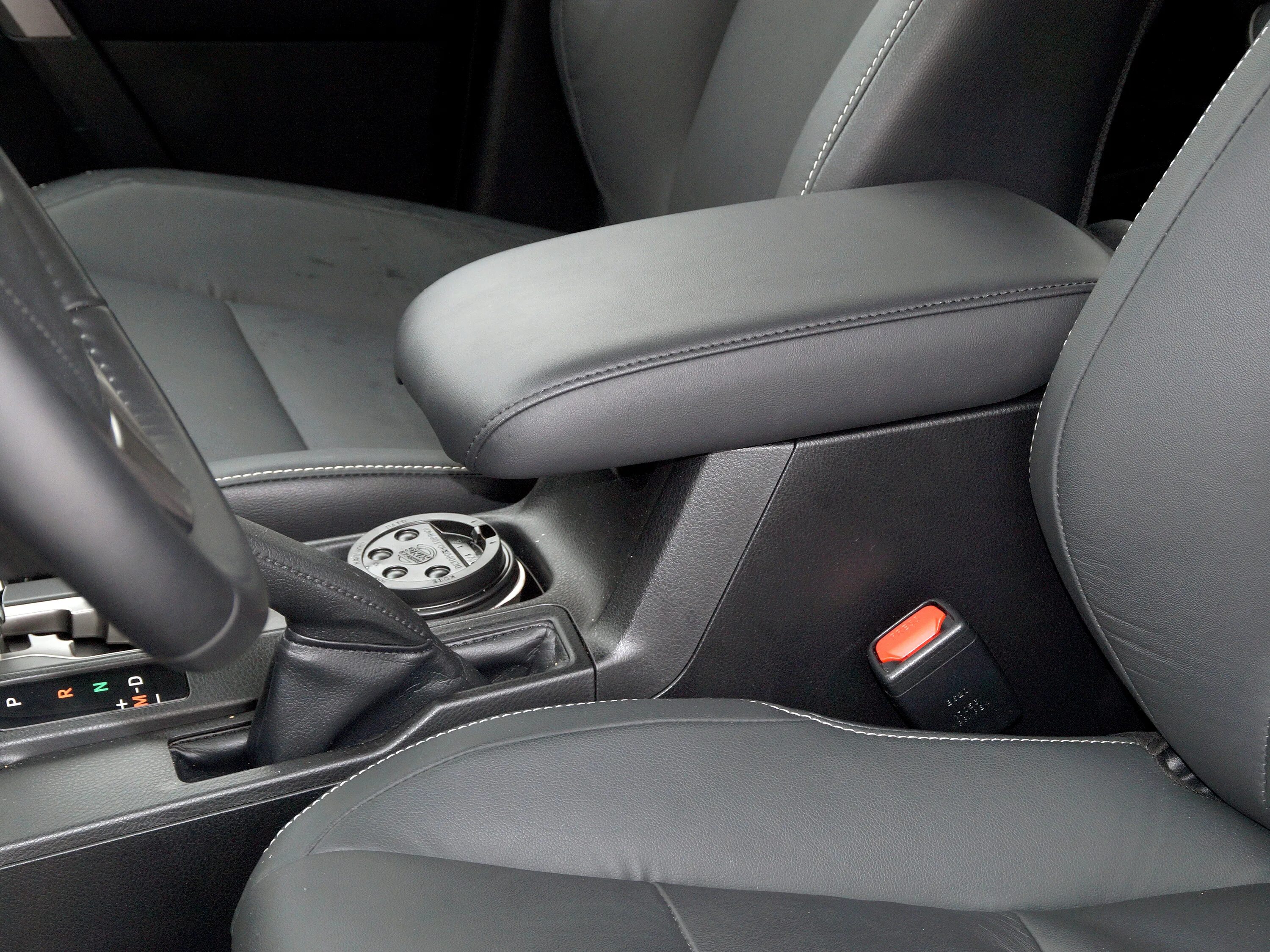 тойота рав 4 4 поколения подлокотник. подлокотник на рав 4 1 поколения. панель под подлокотником рав4 2008. крышка подлокотника toyota rav4 2004. подлокотник рав 4 4 поколения.