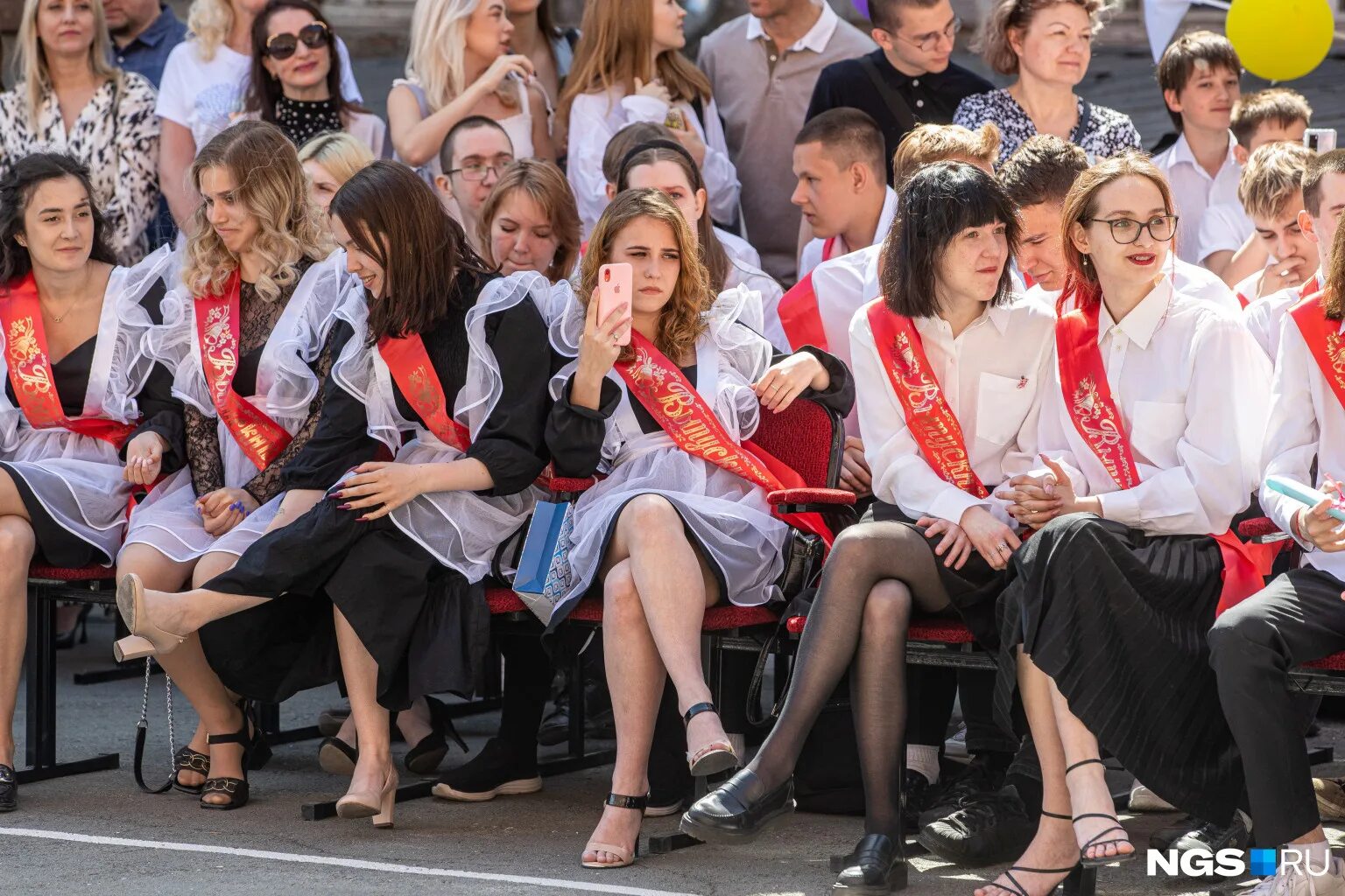 Выпускник и выпускница. Образ на последний звонок. Современные выпускницы. Выпускницы 11 класса.