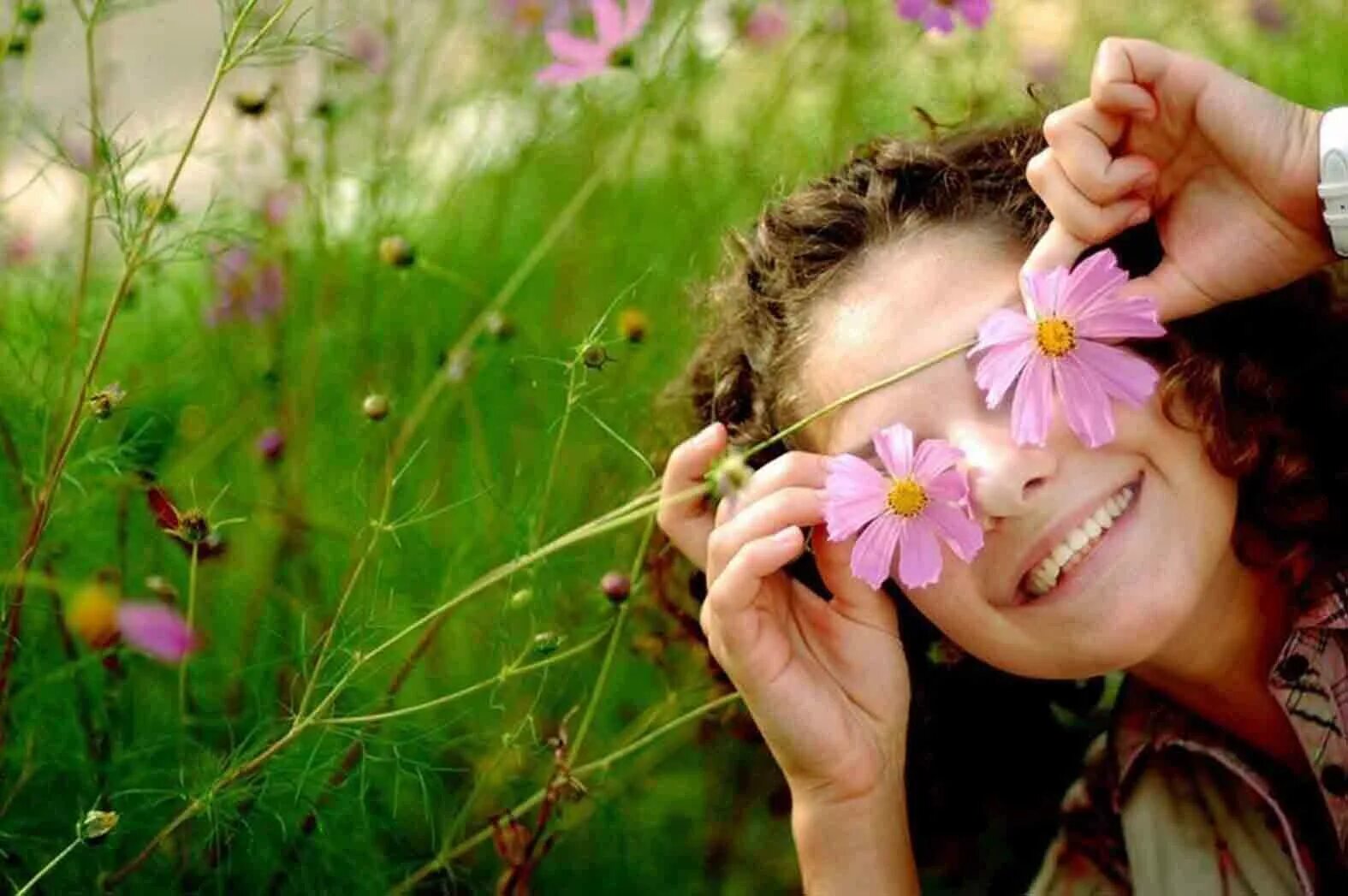 Ты улыбайся чаще улыбайся стихи. Солнце счастье. Девушка в солнечных лучах. Женщина птица. Прекрасные мгновения жизни.