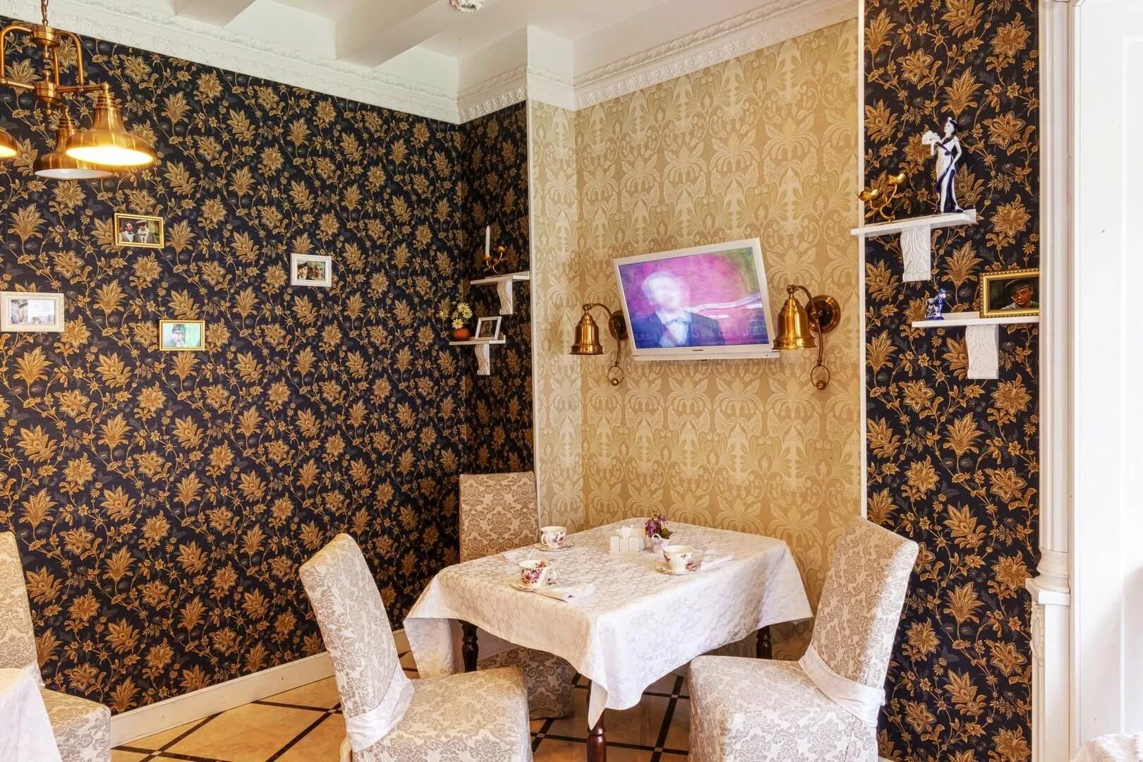 Ресторан 12 стульев по адресу Белгород, ул. Есенина, 8А