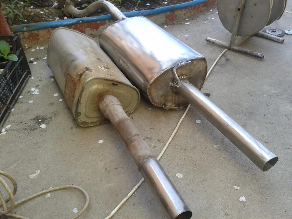 Сборка выхлопных систем автомобиля из нержавейки. Труба выхлопная на мтз-82 прямоток. Глушитель прямоток нержавейка ваз 2108. Изготовление глушителей из нержавейки. Выхлопная банка нержавейка.