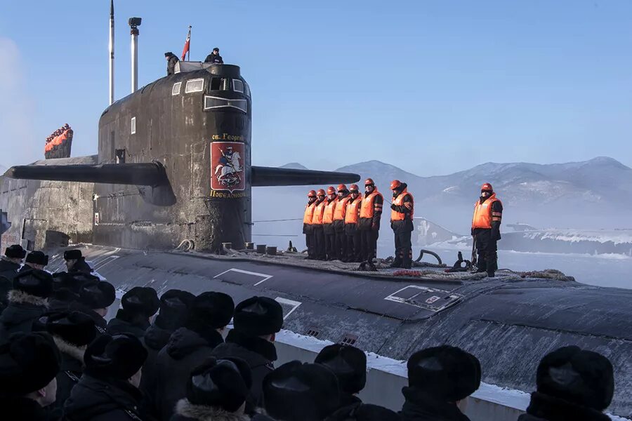 База подводных лодок на Камчатке Вилючинск. Вилючинск подводная лодка Камчатка. База атомных подводных лодок на Камчатке Вилючинск. Военный моряк подводник