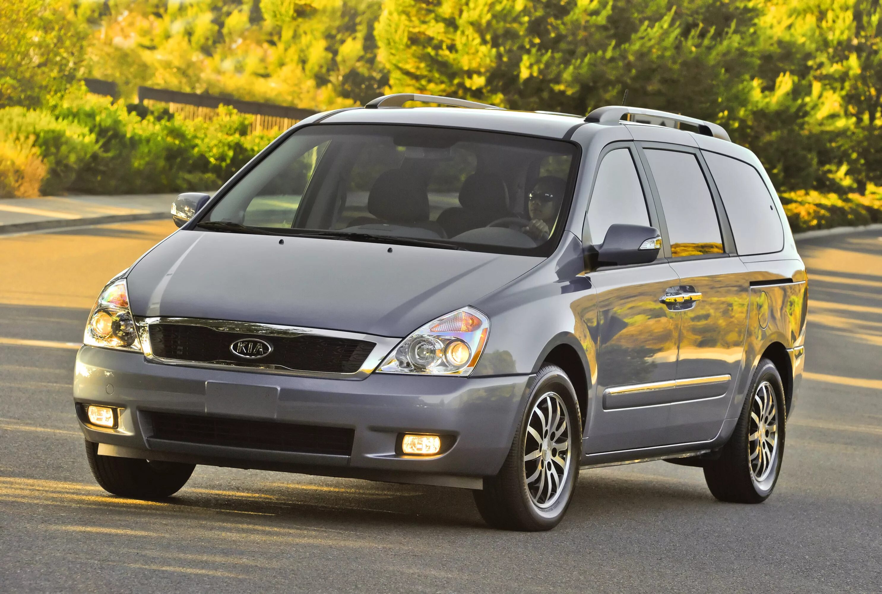 Карнивал полный привод. Kia Sedona 2006. Kia Carnival 2006. Минивэн Kia Carnival 2006. Kia Carnival 2011.