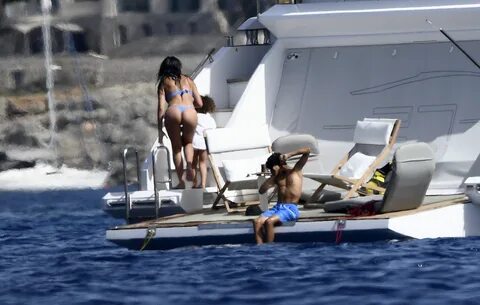 Georgina wore a blue bikini on the yacht. 